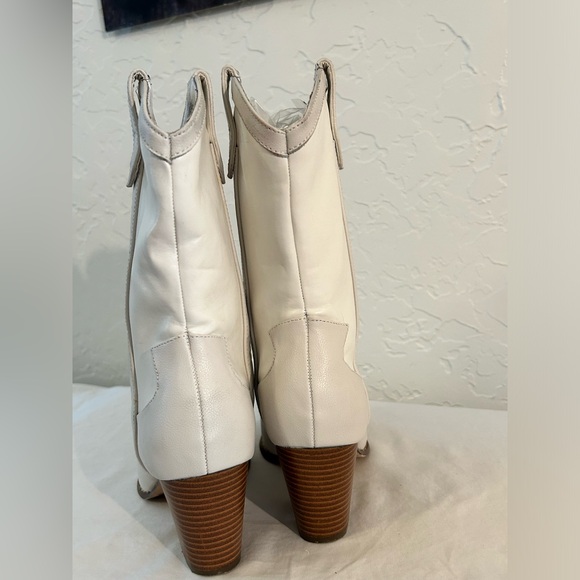 White pointed toe mid calf western boots. Size 6. EUC. Worn 1x. - Picture 8 of 12